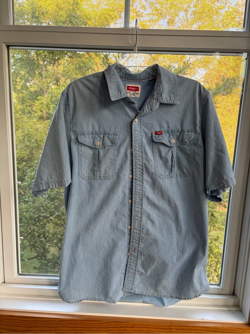 Wrangler light wash denim chambray, short sleeve work shirt size large